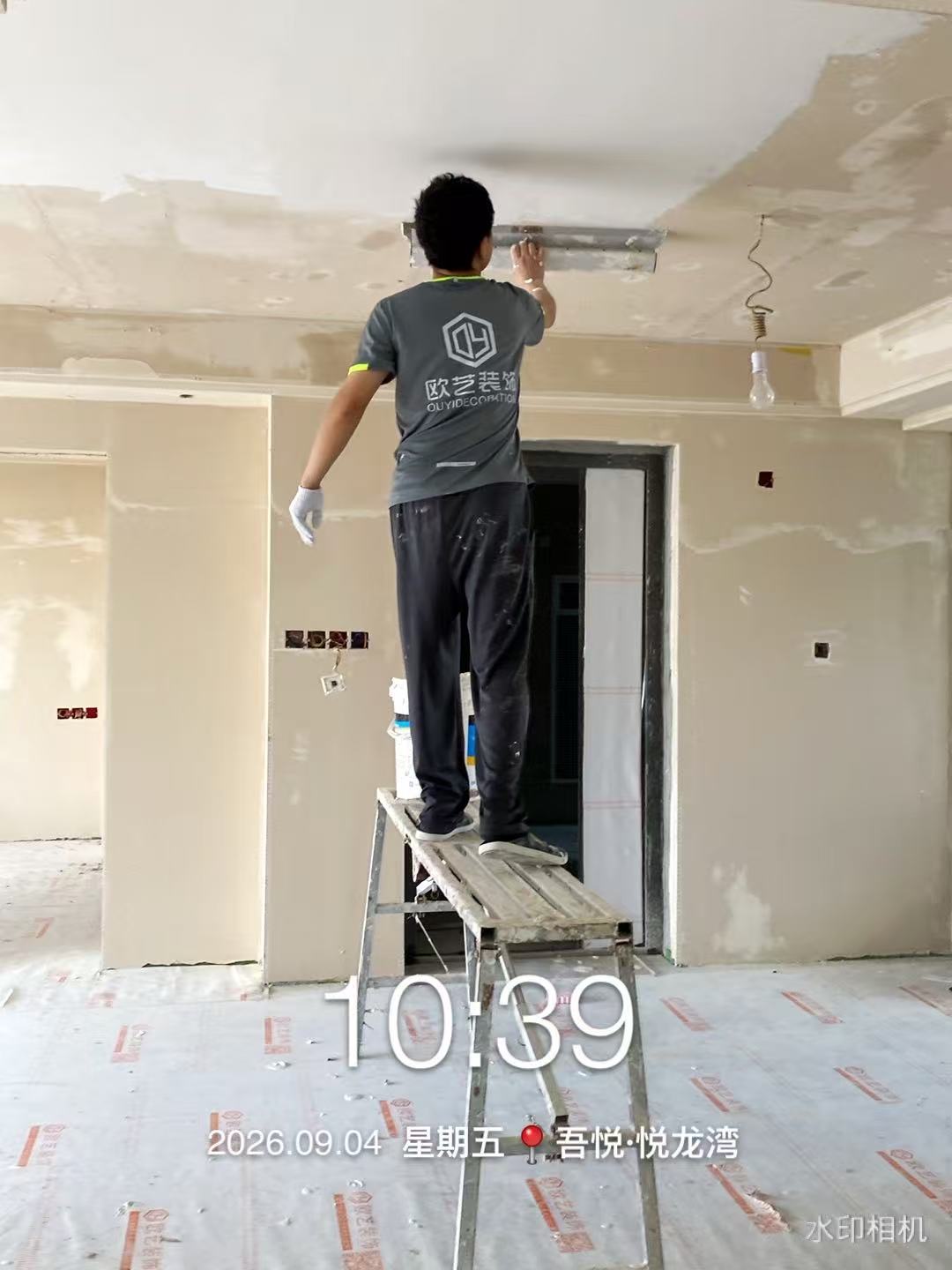 欧艺装饰油工施工实拍：墙顶面施工现场
